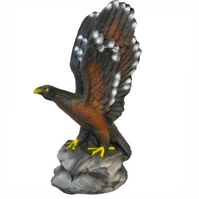 Statue eines braun-schwarzen Adlers mit ausgebreiteten Schwingen, sitzend auf einem Felsen.