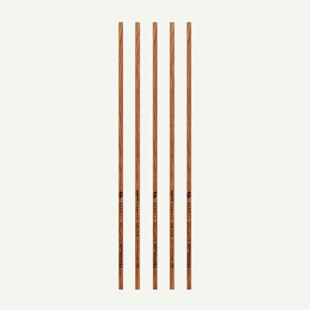 Fünf Holzstäbe mit jeweils dunkler Schrift; zentriert auf hellem Hintergrund.