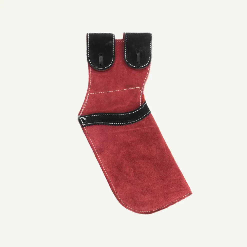 Armschutz aus rotem Wildleder für Bogenschützen mit schwarzen Akzenten und Taschen.