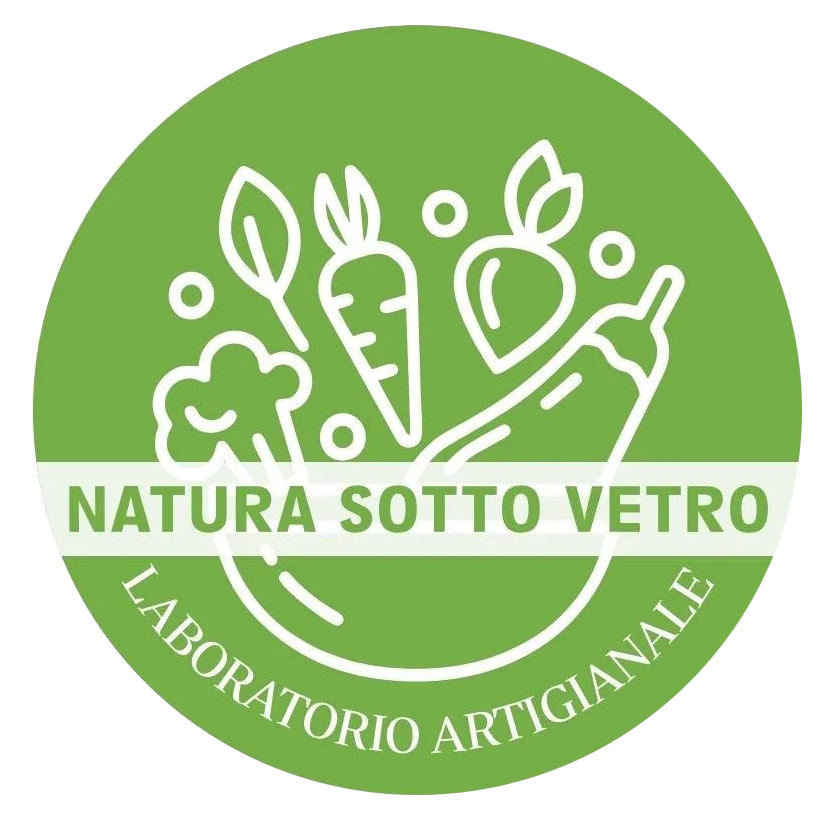 Logo circolare verde con disegno stilizzato di verdure bianche e testo &ldquo;NATURA SOTTO VETRO&rdquo; e &ldquo;LABORATORIO ARTIGIANALE&rdquo;