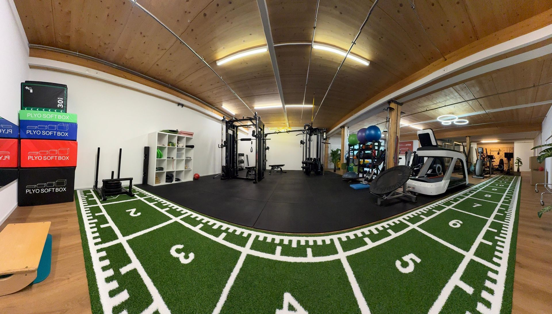 Intérieur d'une salle de sport avec piste en gazon synthétique, salle de sport Physiotherapie Renova