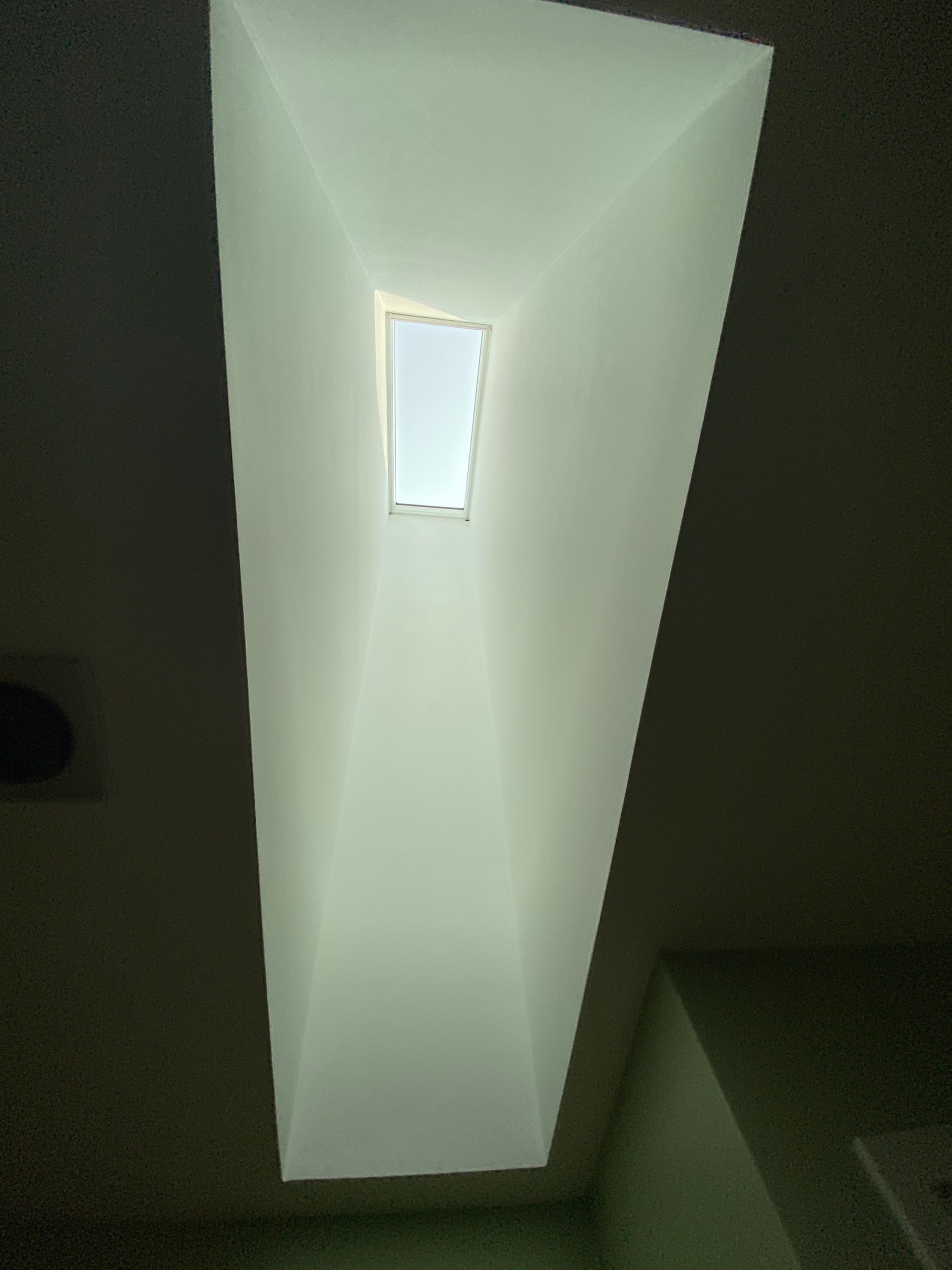 A ceiling with a light in the middle of it