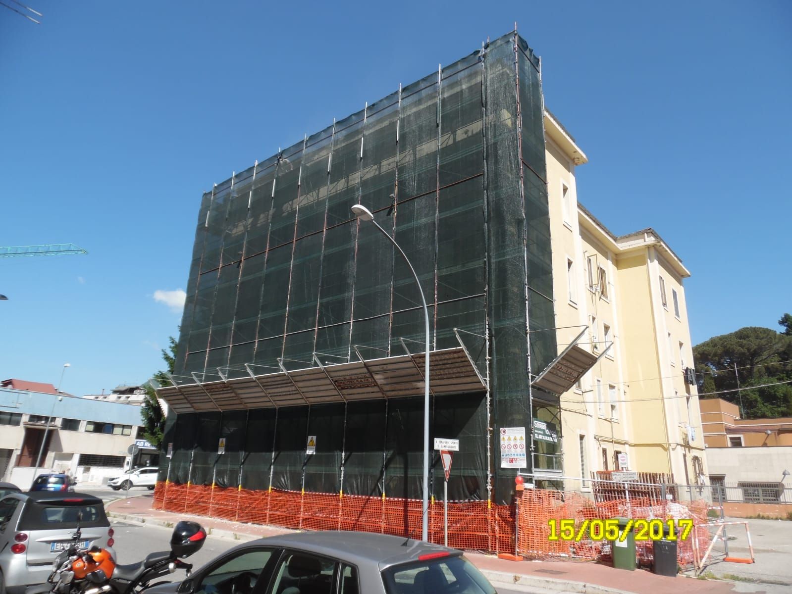 Un'auto è parcheggiata davanti a un edificio in costruzione