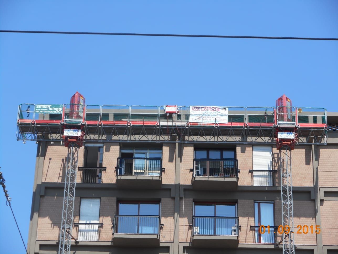 Un edificio in costruzione con un cartello che dice 
