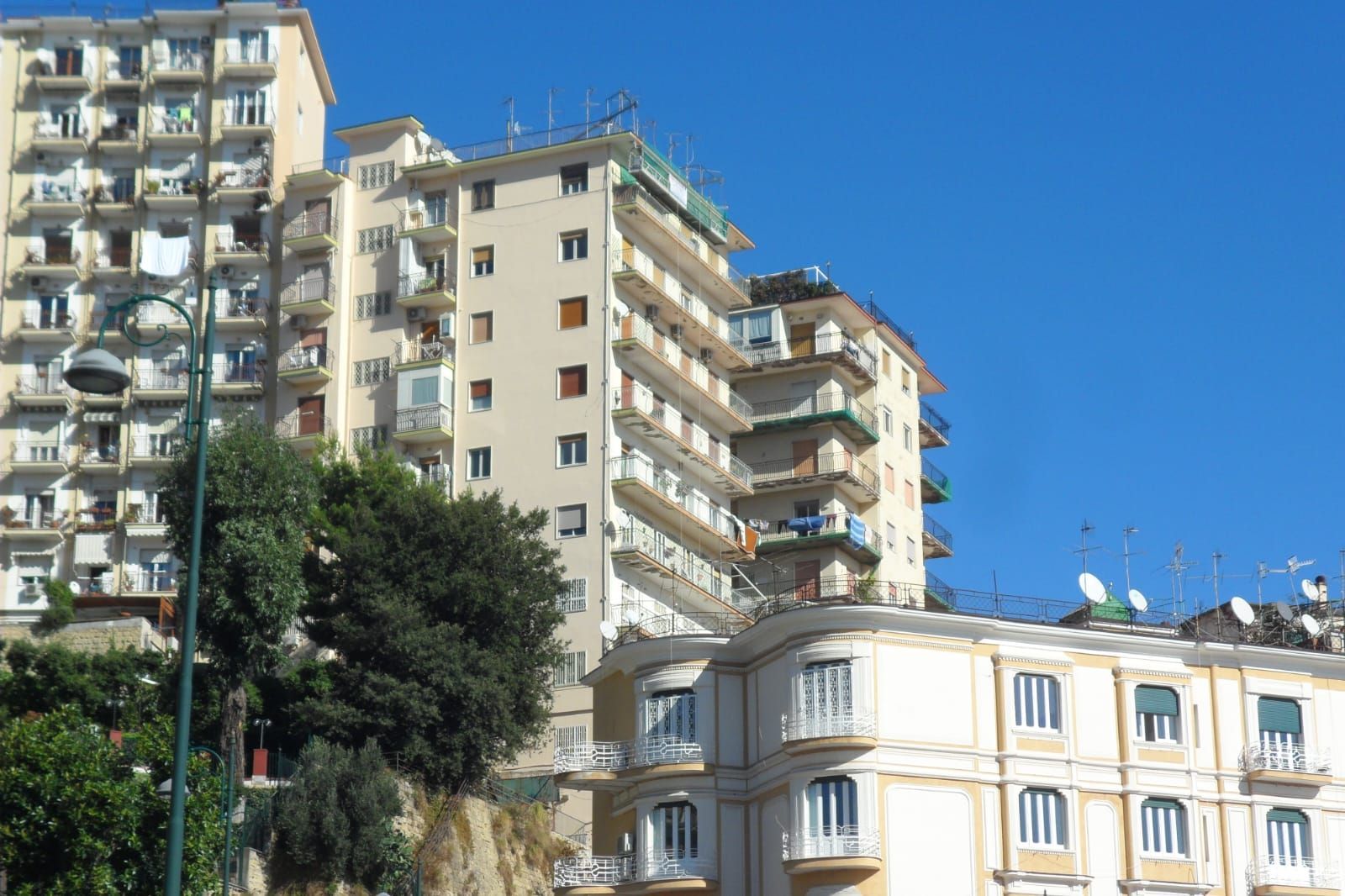 Un edificio con molte finestre e balconi