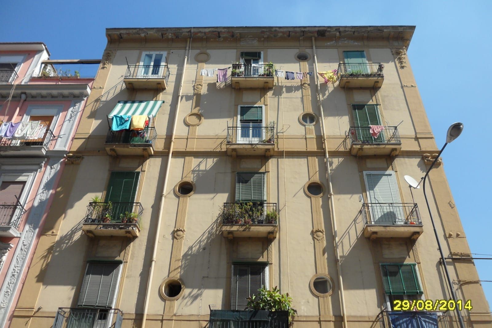 Una foto di un edificio è stata scattata il 28/06/2014