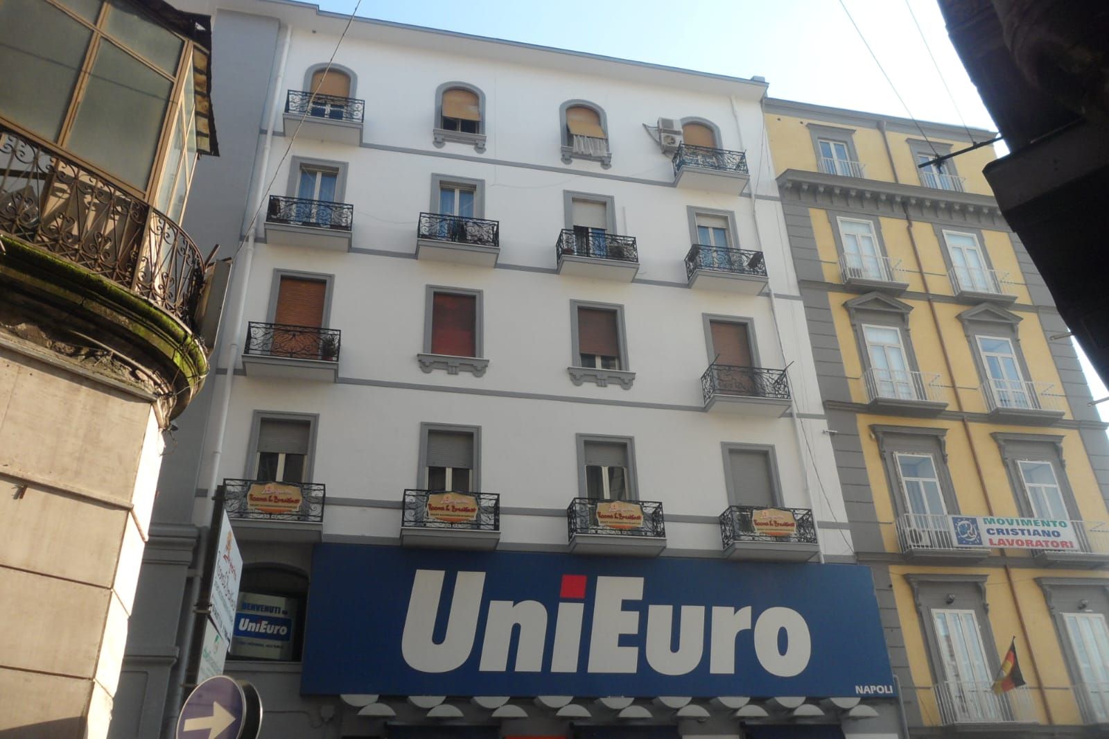 Un edificio con un cartello blu che dice unieuro