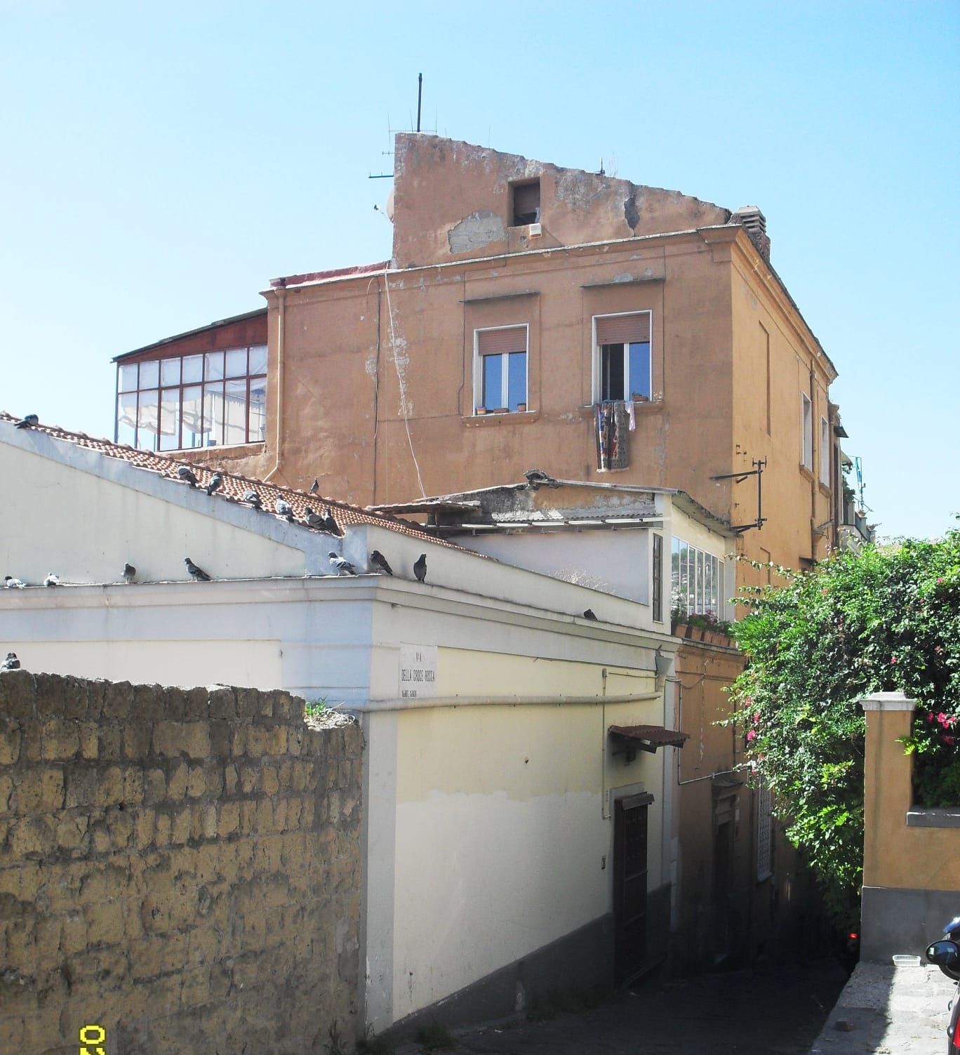 Un edificio con un tetto sul quale c'è un uccello