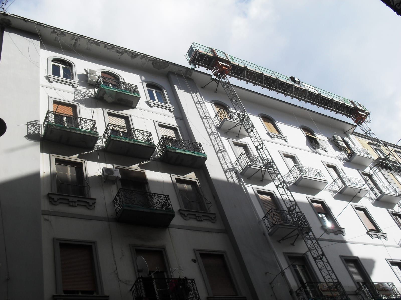 Un edificio con una scala antincendio sul lato