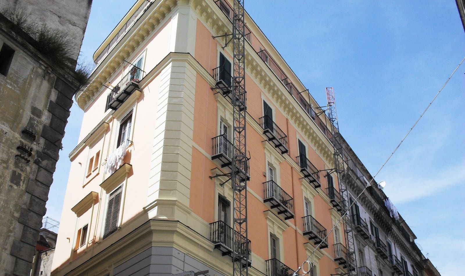 Un edificio con una scala antincendio sul lato