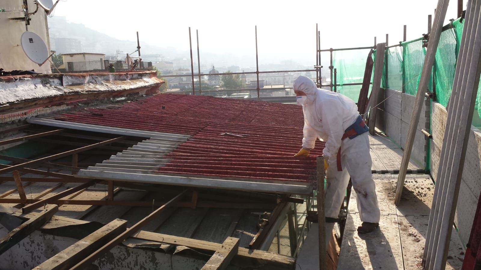 Un uomo in abito bianco sta lavorando su un tetto.