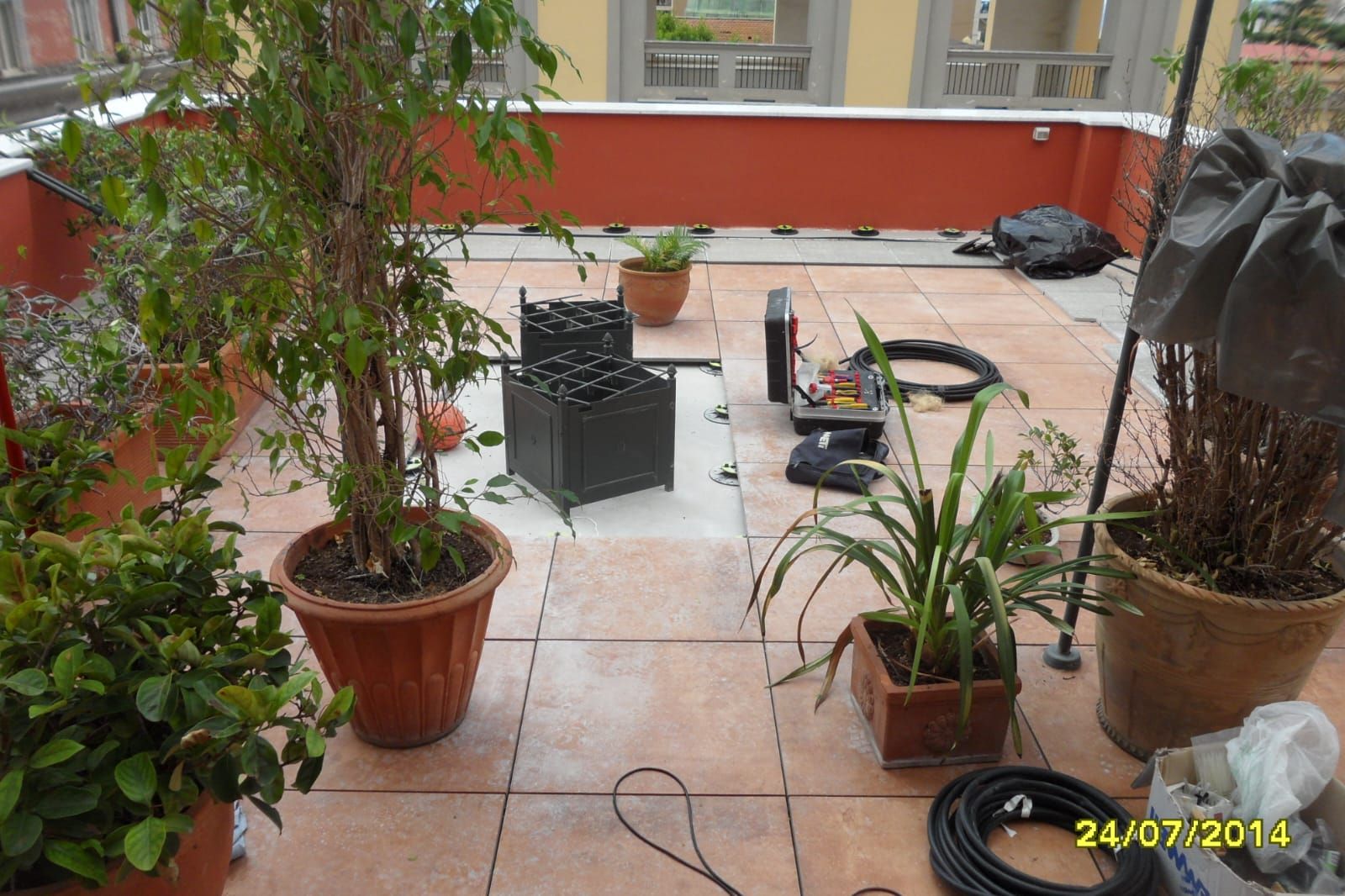 Una foto di un patio con piante in vaso scattata il 24/07/2014