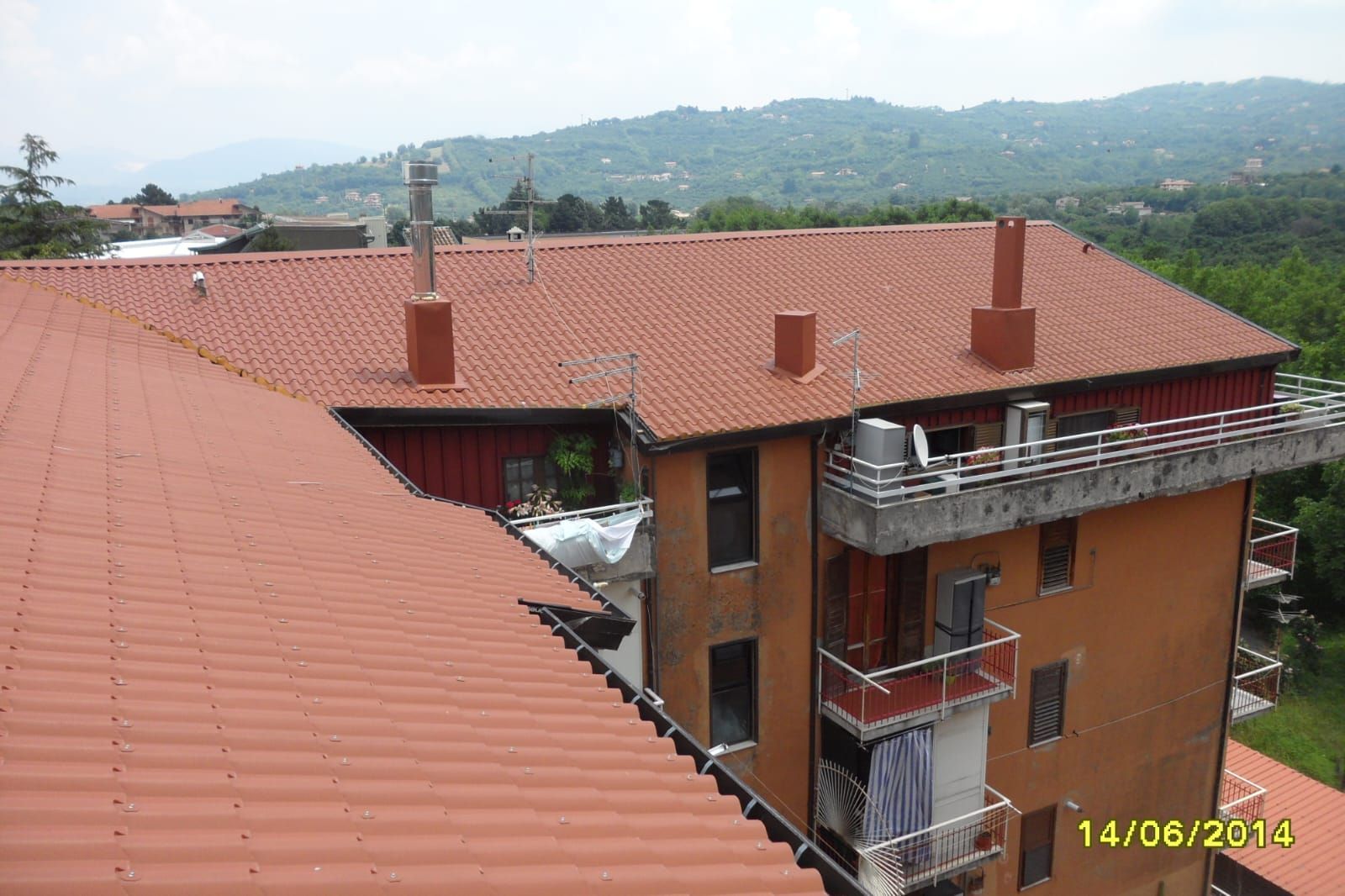 Una foto di un edificio con il tetto rosso scattata il 14/06/2012