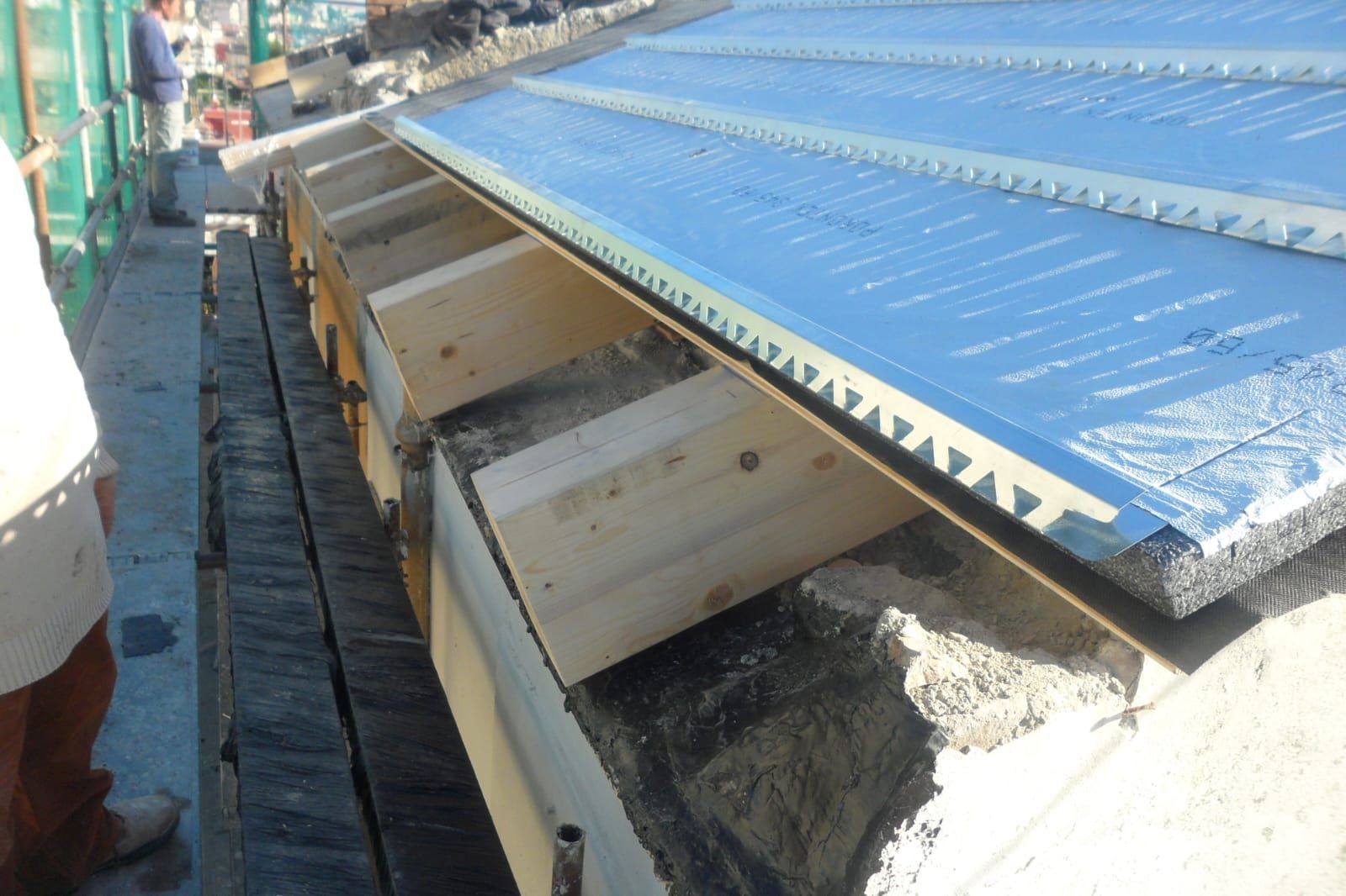 Un tetto blu con una trave di legno sotto