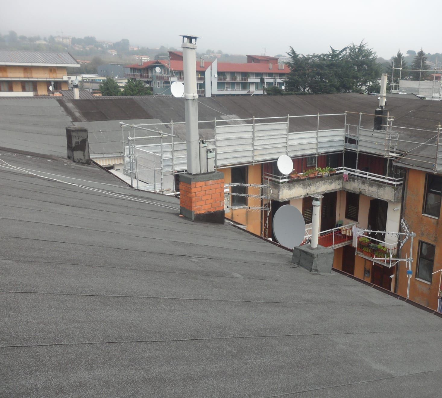 Un edificio con un'antenna parabolica sul tetto