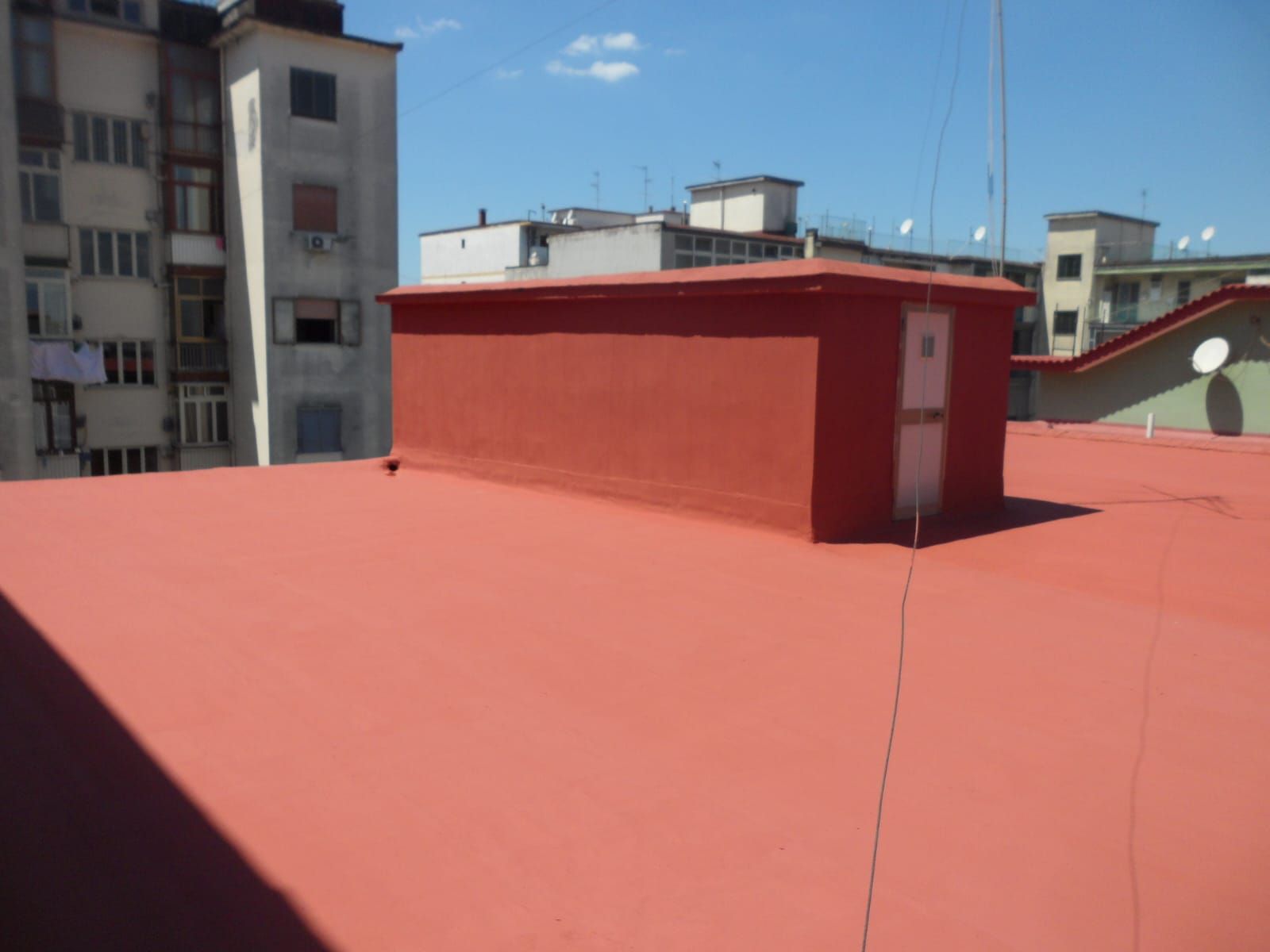 Un edificio rosso in cima a un tetto rosso