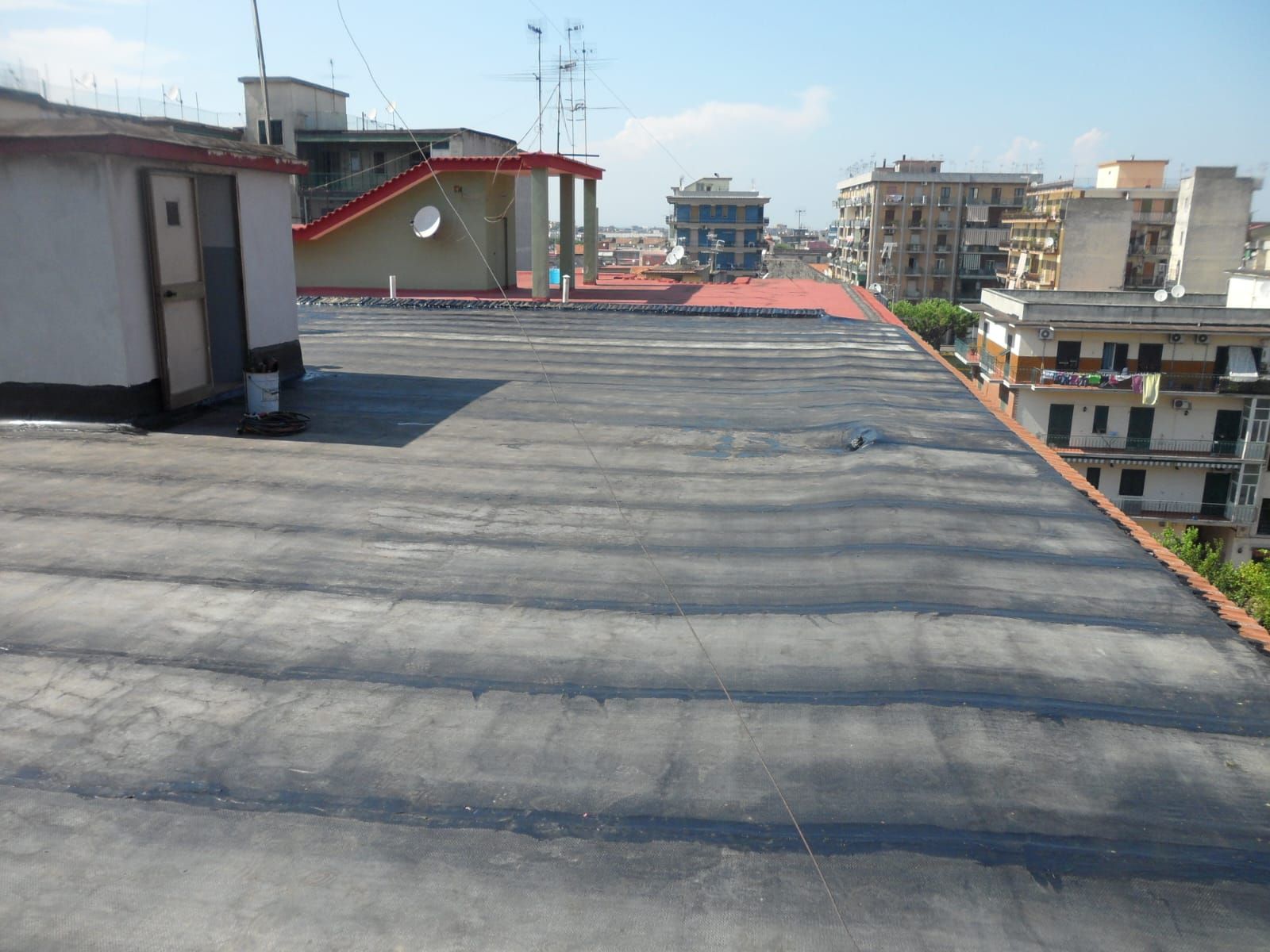 Il tetto di un edificio ha una parabola satellitare