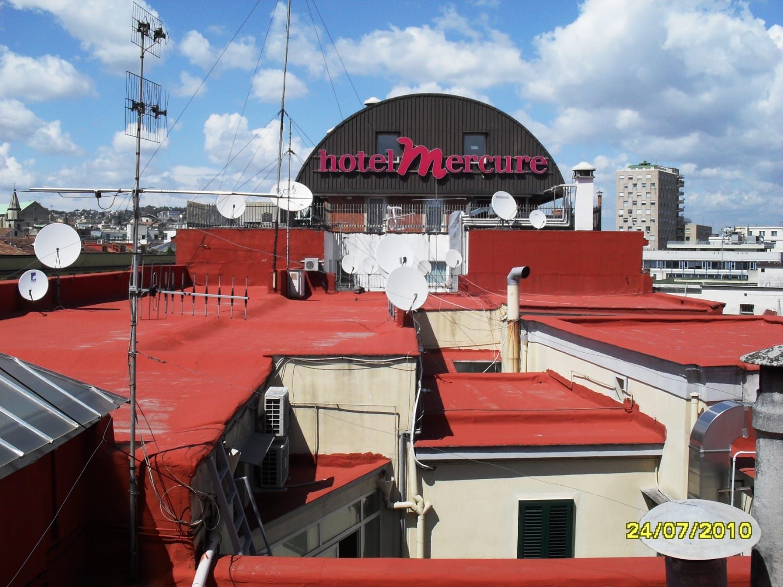 Il tetto di un edificio con la parola hotel sopra