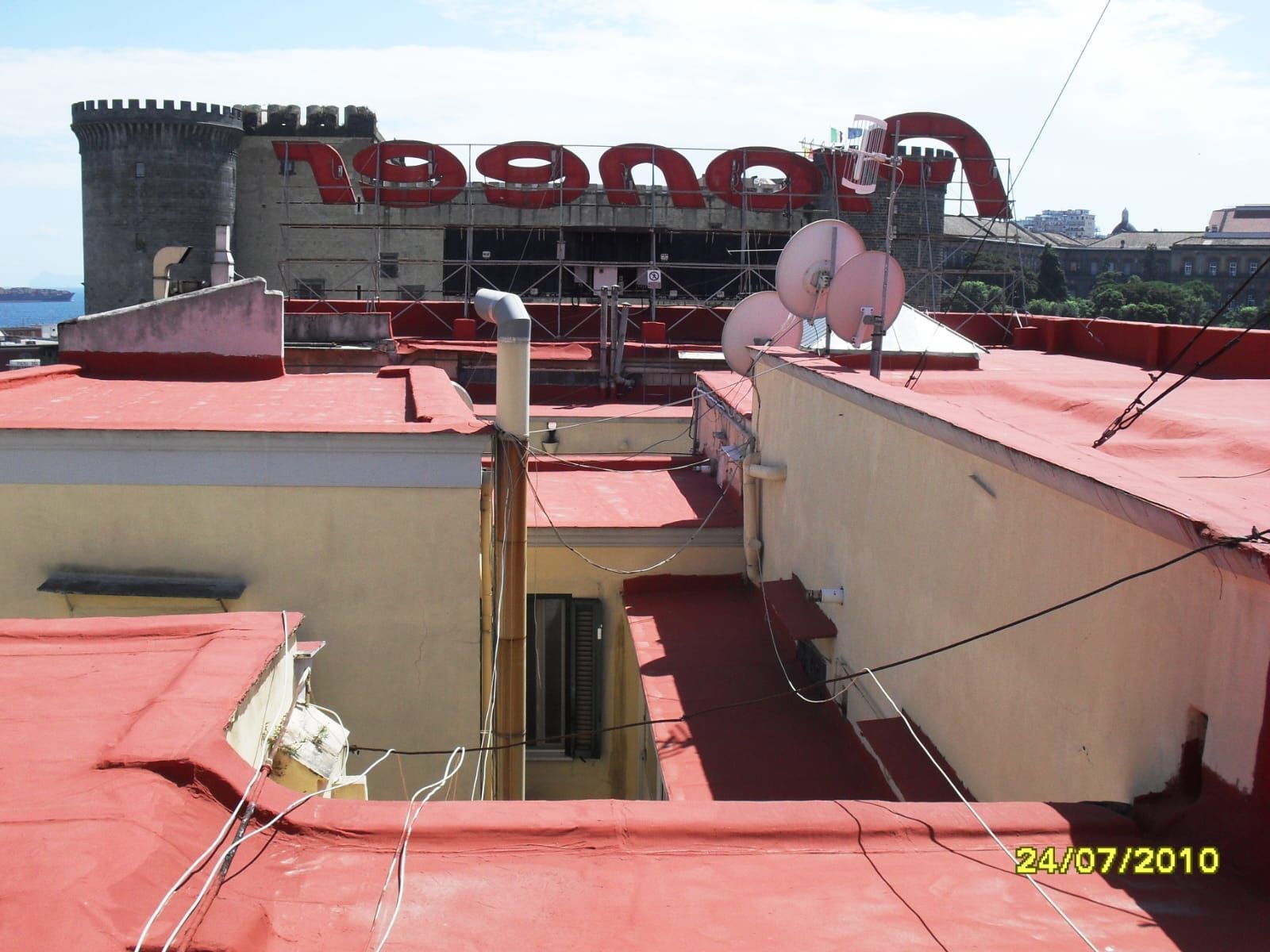 Un tetto con un cartello che dice 1990