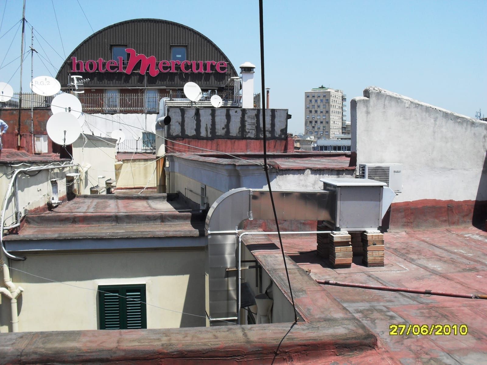 Una vista dal tetto di un edificio dell'hotel Mercure