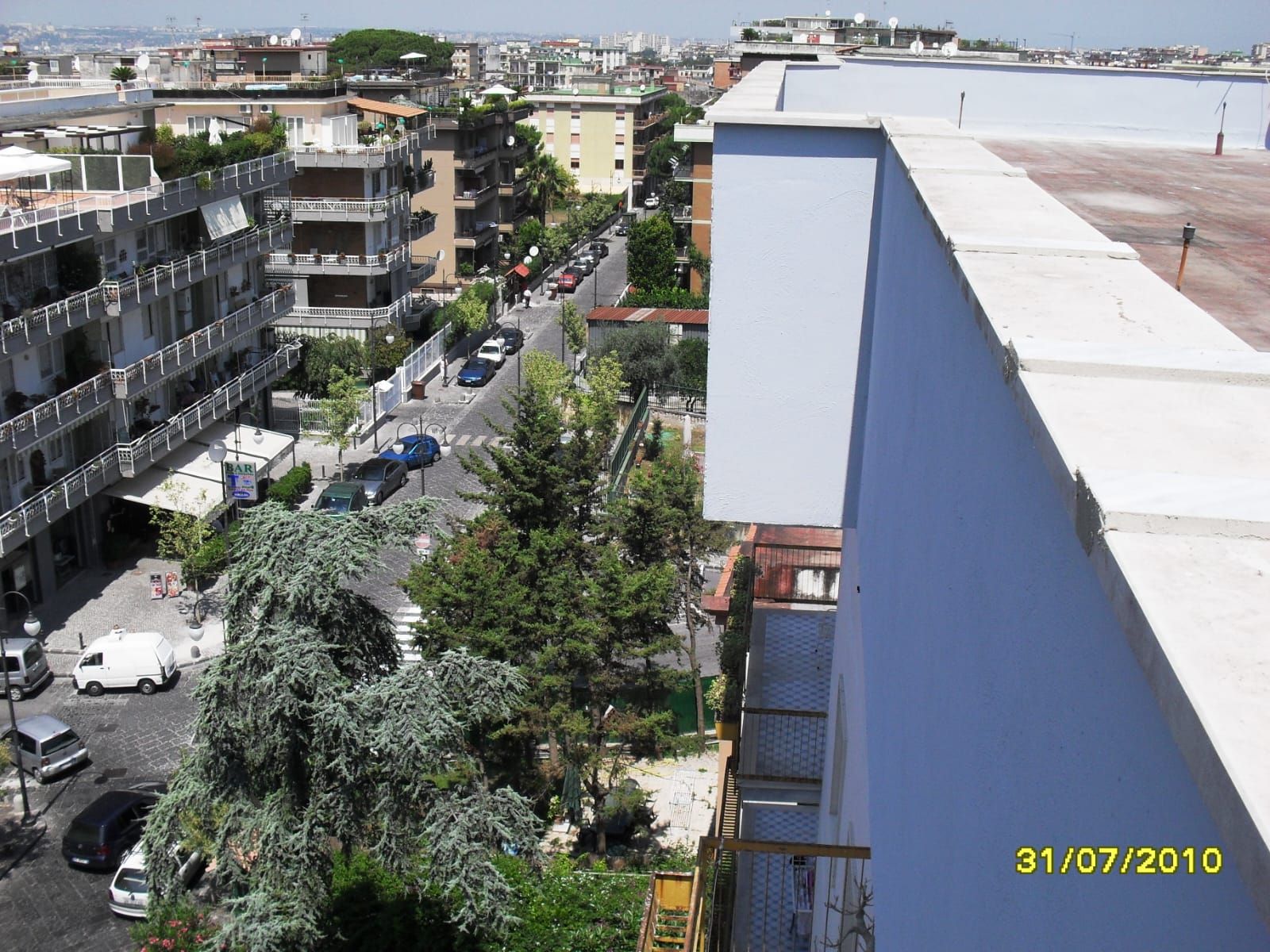 Una vista aerea di una città con la data 01/07/2013