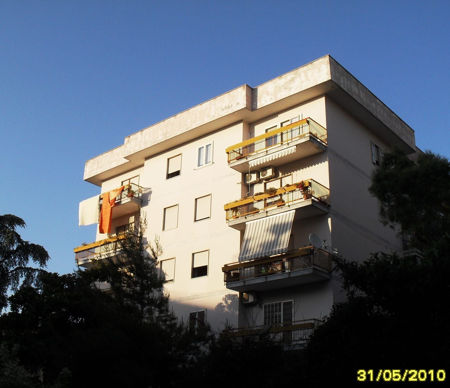 Una foto di un edificio scattata il 31/05/2000