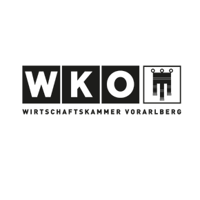 Logo der WKO Vorarlberg: Schwarz-weiße Quadrate mit „WKO“ und stilisiertem Torsymbol.
