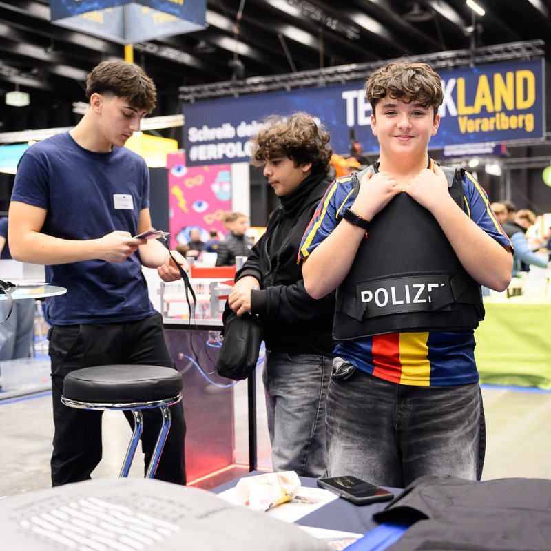 Eine junge Frau arbeitet bei einem Maker-Event konzentriert und mit Werkzeug an einem Projekt.