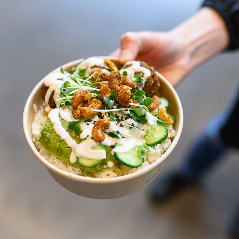 Mann mit VR-Headset sitzt auf einem Bewegungssimulator und erlebt bei einer Technikland-Veranstaltung eine virtuelle Welt.