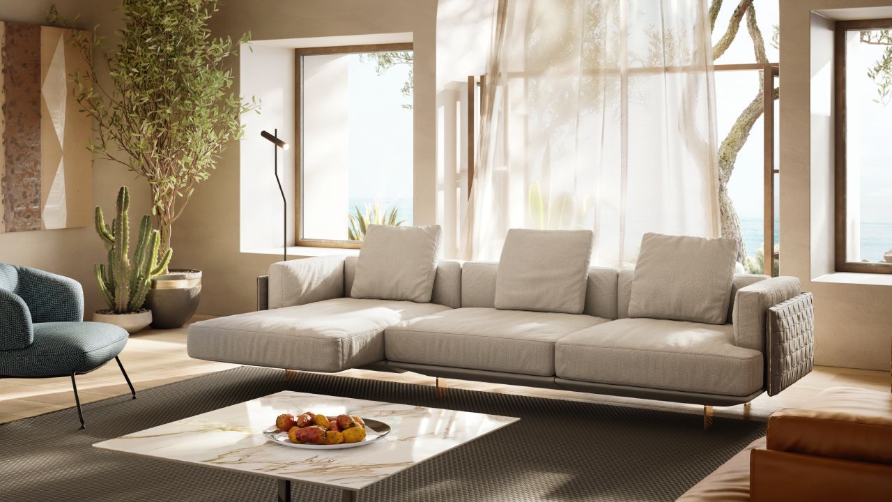 Uma sala de estar com sofá, cadeira e mesa de centro.