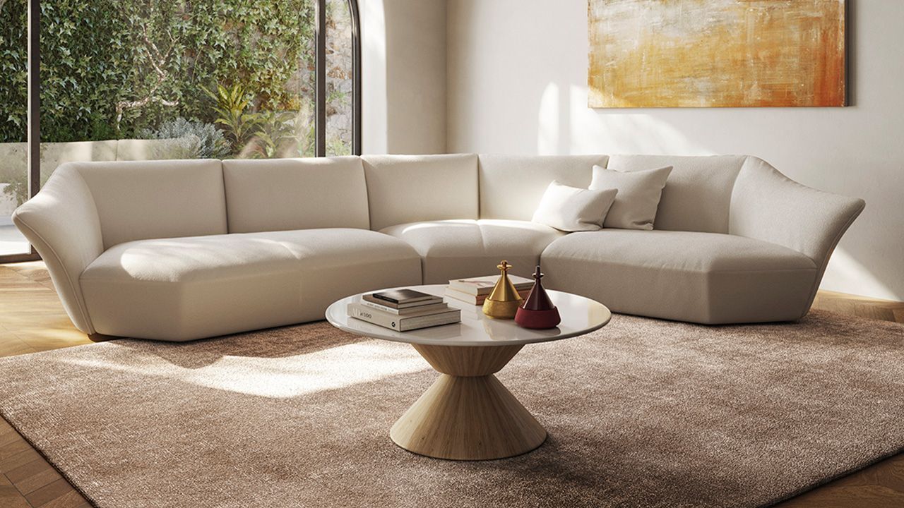 Uma sala de estar com sofá e mesa de centro