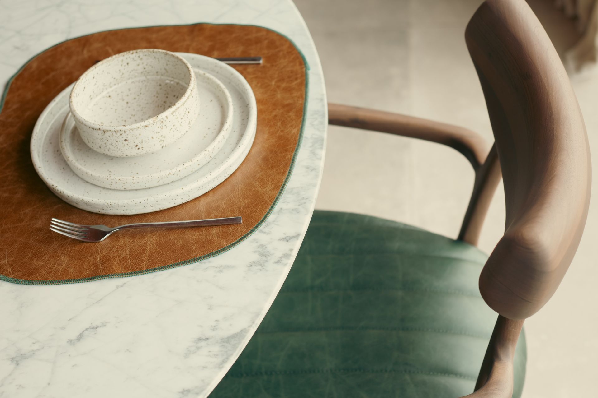 Uma mesa com pratos, tigelas e talheres.