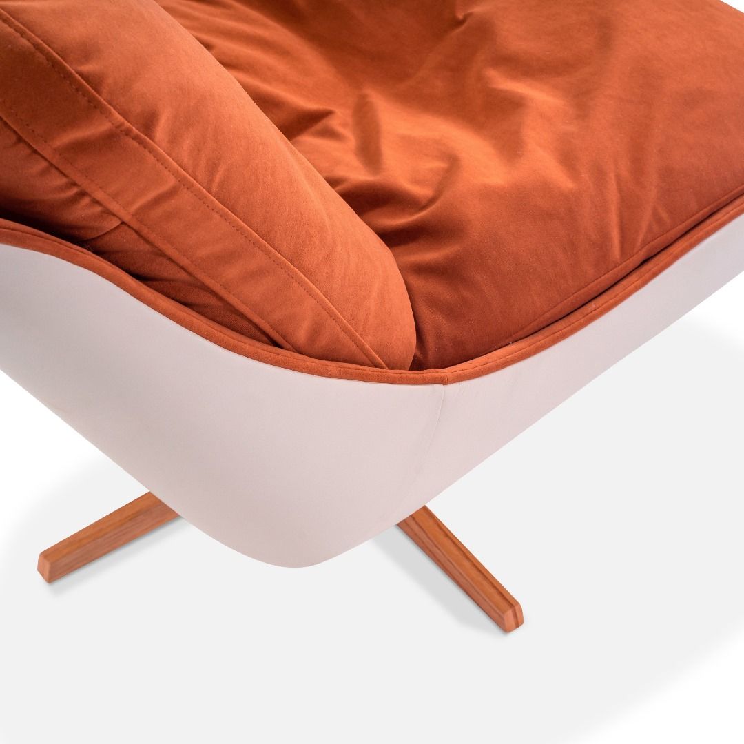 Uma cadeira branca com uma almofada laranja