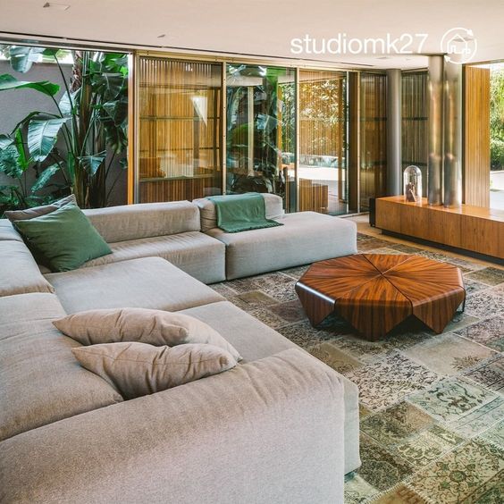 Uma sala de estar com sofá e mesa de centro por studiomk27