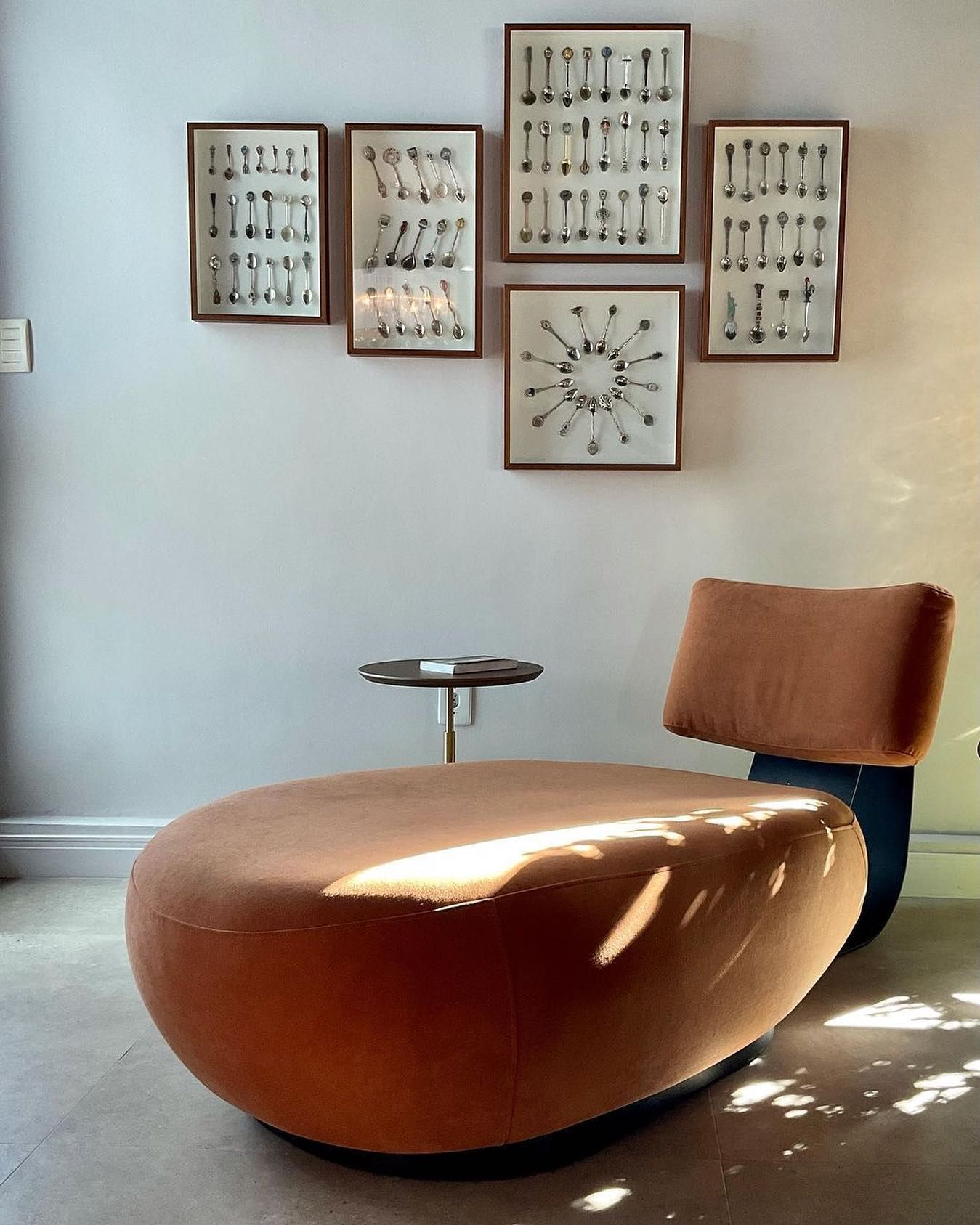 Uma cadeira e uma mesa numa sala com um relógio na parede