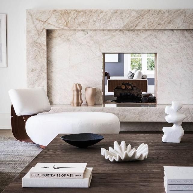 Uma sala de estar com lareira e um livro intitulado retratos de homens