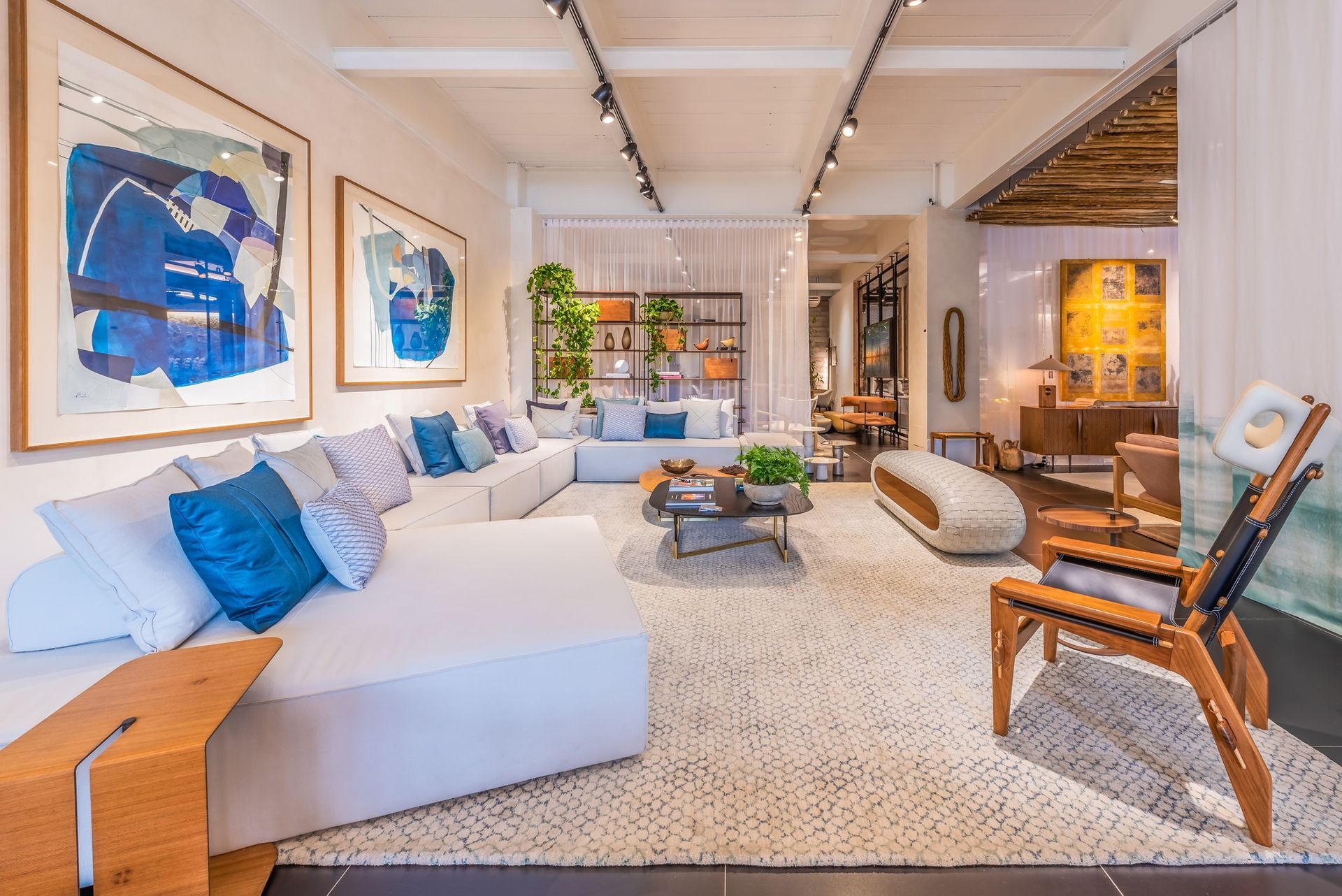 Uma sala repleta de móveis e pinturas.