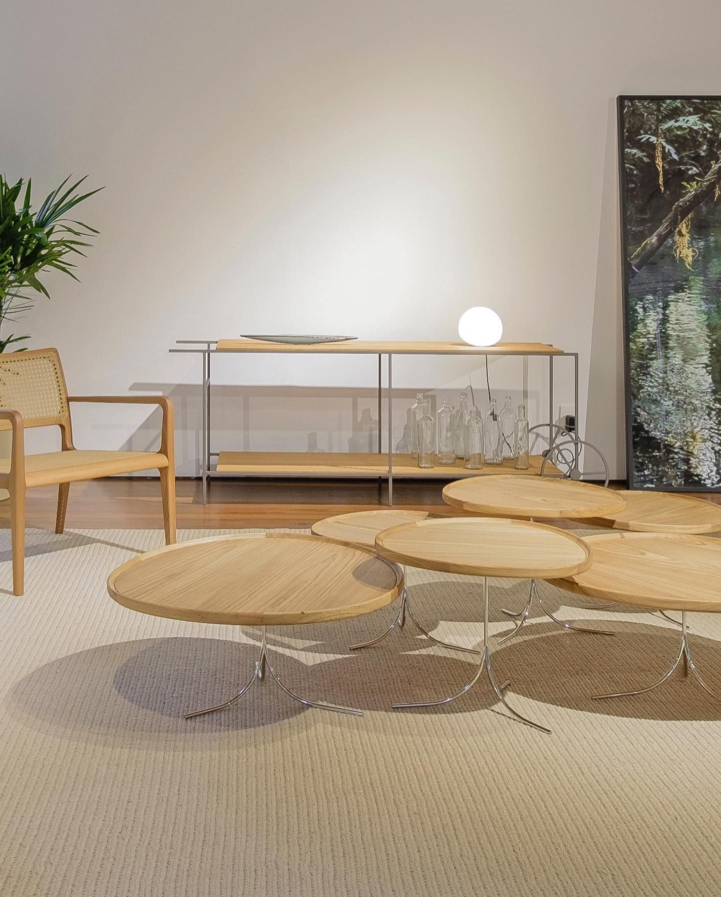 Uma sala de estar com muitas mesas e cadeiras de madeira