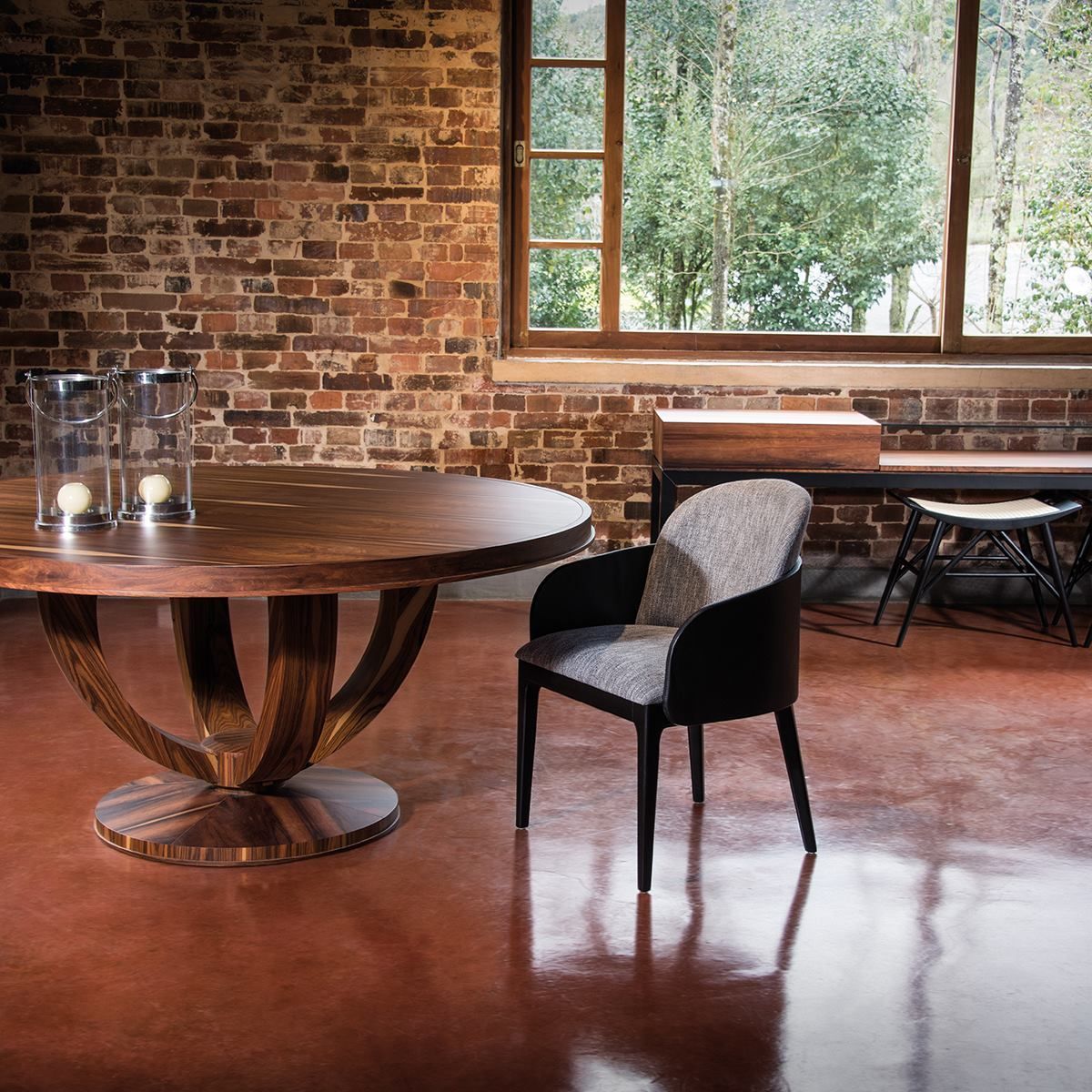 Uma sala com mesa e cadeiras e parede de tijolos