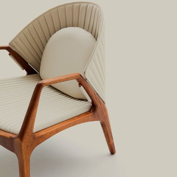 Uma cadeira com uma almofada branca