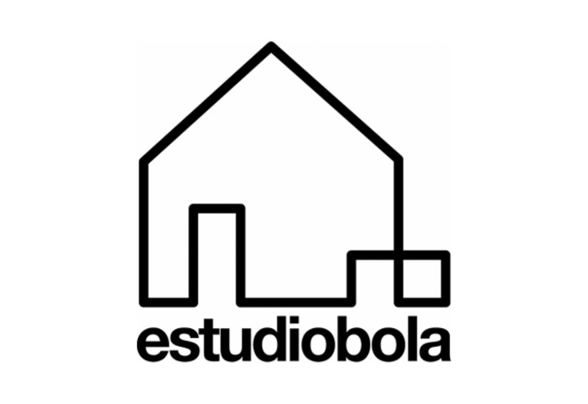 Um logotipo preto e branco para estudiobola com uma casa e um quadrado.