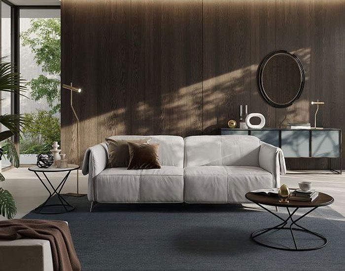 Sala de estar com sofá branco e duas mesas de centro.