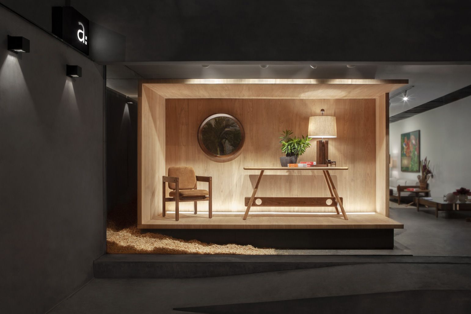 Uma sala de madeira com mesa e cadeiras.