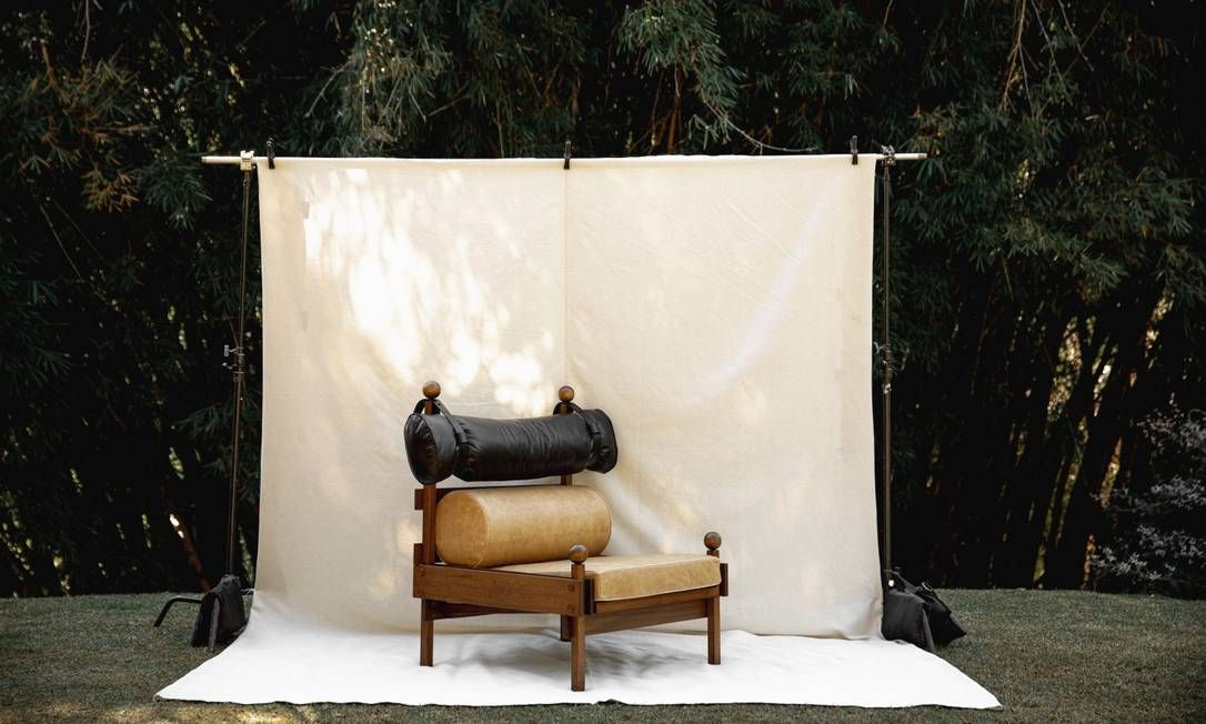 Uma cadeira está colocada em frente a uma parede branca.