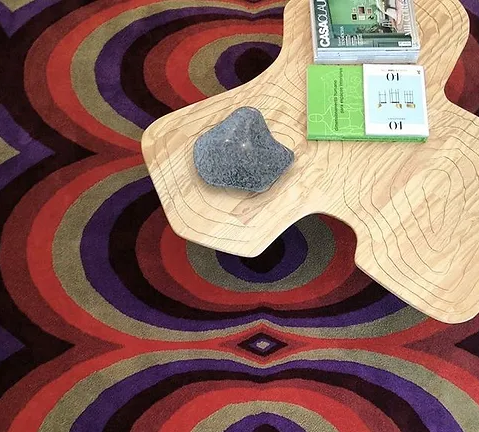 Uma mesa de madeira com uma revista em cima que diz casa