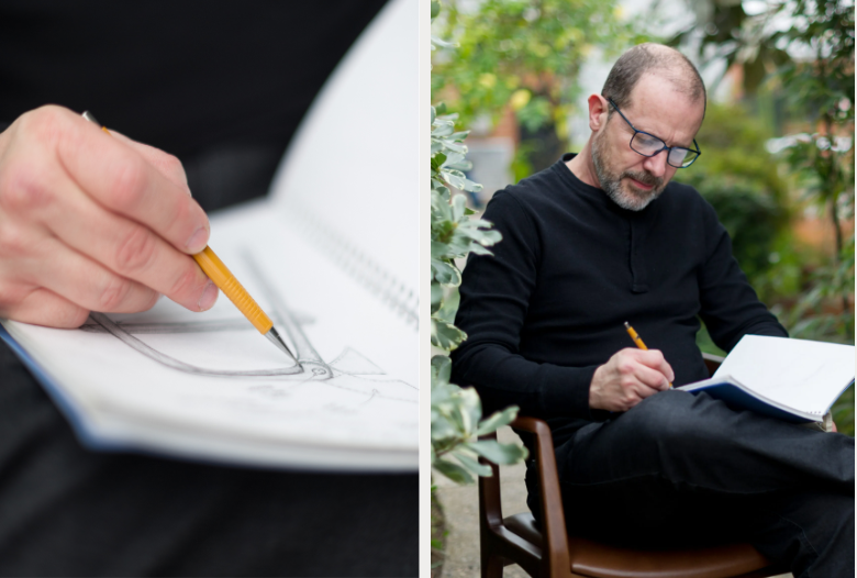 Um homem está sentado em uma cadeira desenhando com um lápis