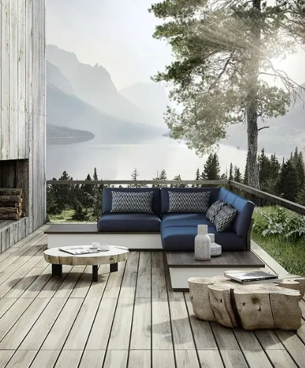 Deck de madeira com sofá azul e mesa de centro