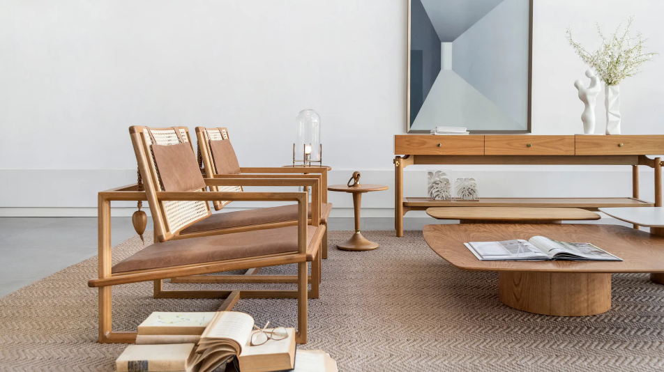 Uma sala repleta de móveis e uma mesa de centro.