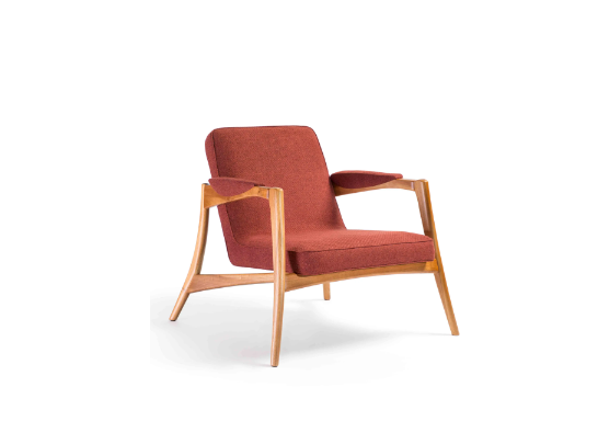 Uma cadeira vermelha com pernas de madeira sobre fundo branco