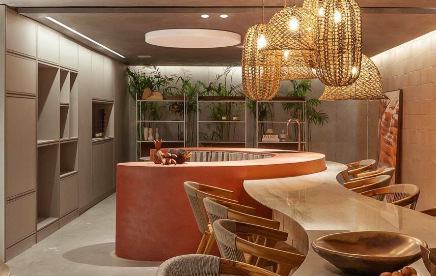 Há uma grande ilha no meio da sala.